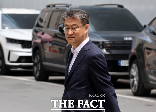 3대 특검(내란·김건희·채상병) 미제 의혹을 수사하는 권창영 특별검사팀(종합특검)이 김도형 전 강원경찰청장을 불러 조사하고 있다. 김 전 청장이 9일 오후 경기 과천시 특검팀 사무실로 출석하고 있다./뉴시스