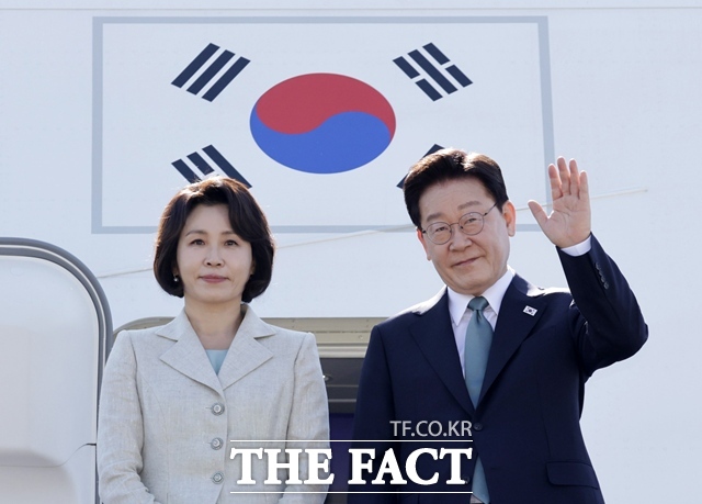 이재명 대통령과 김혜경 여사가 9일 경기도 성남시 서울공항에서 공군1호기에 올라 인사하고 있다. /뉴시스