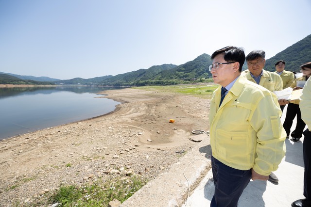 기후에너지환경부는 9일 정부세종청사에서 소양호 상류 붕어류 폐사 원인에 대한 정밀조사 결과를 공개하고 재발 방지 대책을 제시했다. 사진은 지난달 15일 강원도 인제군 소양호 붕어 폐사 현장을 점검하고 있는 김성환 기후부 장관. / 기후부