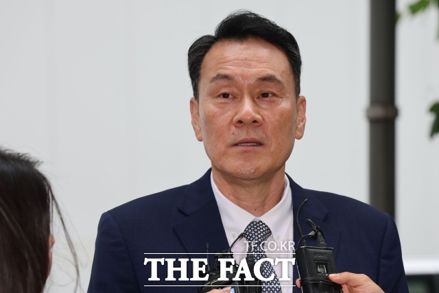 12·3 비상계엄 당시 내란에 가담했다는 의혹을 받는 김명수 전 합동참모본부 의장 등 합참 관계자들의 구속영장실질심사가 오는 15일 열린다. 김 전 의장이 지난달 27일 경기 과천시 종합특검 사무실에 피의자 신분으로 출석하며 취재진 질의에 답하고 있다./뉴시스