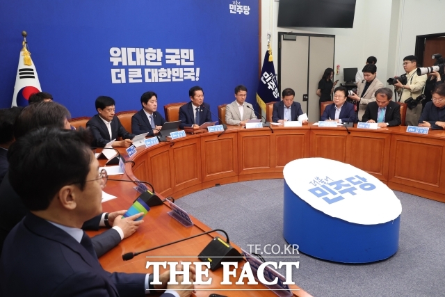 정청래 더불어민주당 대표가 10일 오전 서울 여의도 국회에서 열린 최고위원회의에서 발언을 하고 있다. /뉴시스