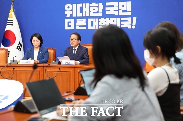 더불어민주당은 10일 이재명 대통령을 윤석열 전 대통령에 빗대 발언한 이지은 대변인 논란과 관련해 진위 여부를 파악하고 있다는 입장을 내놨다. 강준현 민주당 수석대변인이 지난 7일 오전 서울 여의도 국회에서 진행된 기자간담회에서 발언하고 있다. /뉴시스