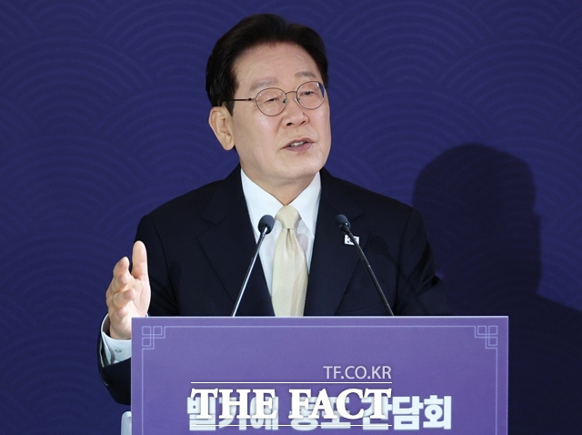 이재명 대통령이 9일(현지시간) 벨기에 브뤼셀의 한 호텔에서 가진 동포 만찬간담회에서 발언하고 있다. /뉴시스