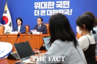  민주당, '윤석열 보는 듯' 대변인 발언에 