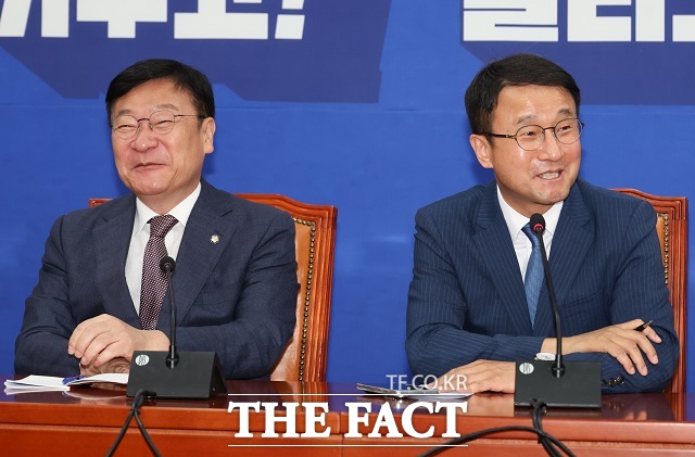 한병도 민주당 원내대표가 11일 국회에서 정점식 국민의힘 신임 원내대표와 접견하며 발언하는 모습. /뉴시스