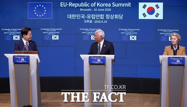이재명 대통령이 10일(현지시간) 벨기에 브리쉘의 유럽연합(EU) 이사회에서 안토니우 코스타 EU 상임의장, 우르술라 폰 데어 라이엔 EU 집행위원장과 정상회담 뒤 공동언론발표를 하고 있다. /뉴시스