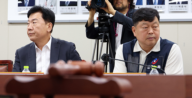 최저임금위원회 류기정 사용자 위원과 류기섭 근로자 위원이 11일 세종시 정부세종청사에서 열린 5차 전원회의에서 서로 다른 곳을 보고 있다./뉴시스