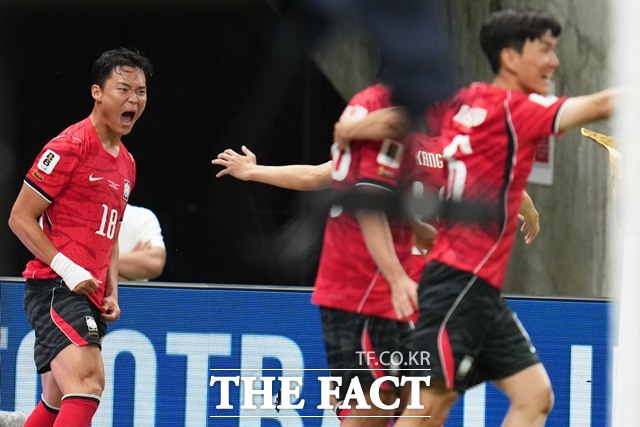 12일 체코전에서 2-1 역전골을 터뜨린 오현규(왼쪽)가 포효하고 있다./과달라하라=AP.뉴시스