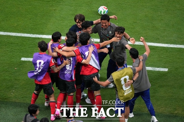 홍명보 감독이 이끄는 한국 축구대표팀이 체코를 꺾고 2026 북중미 월드컵 첫 승을 거뒀다. 사진은 홍명보(위 왼쪽)감독이 11일(현지 시간) 멕시코 사포판의 과달라하라 스타디움에서 열린 2026 국제축구연맹(FIFA) 북중미 월드컵 조별리그 A조 1차전에서 체코를 2-1로 꺾은 후 선수·코치진과 기쁨을 나누고 있는 모습./AP/뉴시스