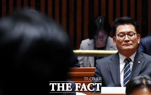 인천 연수갑 보궐선거에서 당선돼 국회로 복귀한 송 의원이 지난 11일 국회에서 열린 의원총회에서 눈을 감은 채 정 대표의 발언을 경청하는 모습. /뉴시스
