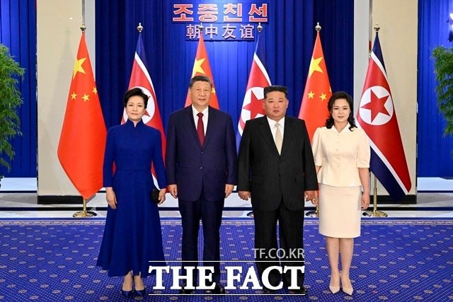 북한은 9일 김정은 국무위원장과 시진핑 중국 국가주석이 정상회담을 통해 북중 관계 발전의 새로운 장을 열어나가기로 합의했다고 밝혔다. 사진은 왼쪽부터 펑리위안 여사, 시 주석, 김 위원장, 리설주 여사. /뉴시스, 신화통신