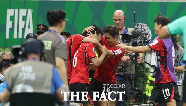 11일(현지 시간) 멕시코 과달라하라 스타디움에서 열린 2026 북중미 월드컵 조별리그 A조 대한민국과 체코의 경기에서 대한민국 이강인이 골을 넣은 황인범을 안아주고 있다. /과달라하라=뉴시스
