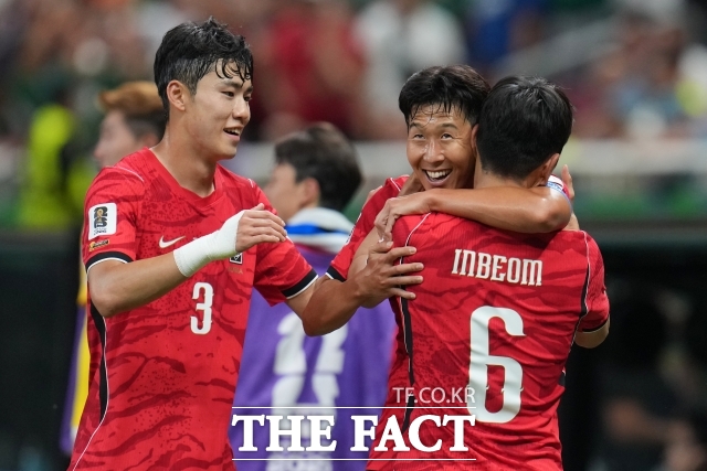 황인범(앞)이 12일(현지 시간) 멕시코 사포판의 과달라하라 스타디움에서 열린 2026 국제축구연맹(FIFA) 북중미 월드컵 조별리그 A조 1차전 체코와 경기 후반 22분 동점 골을 넣고 손흥민과 기쁨을 나누고 있다. /과달라하라=AP.뉴시스