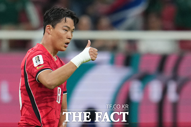 역전골의 주역 오현규가 엄지를 치켜세우고 있다. /과달라하라=AP.뉴시스