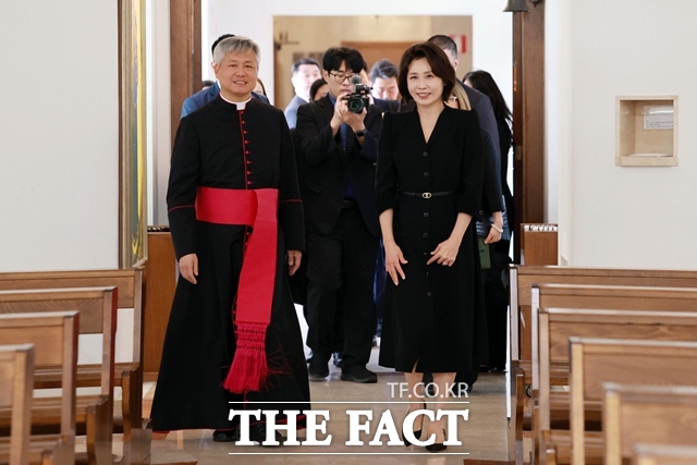 영부인 김혜경 여사가 12일(현지시간) 이탈리아 로마 한인신학원을 찾아 2027 서울 세계청년대회를 준비 중인 사제들과의 만남을 위해 입장하고 있다. /뉴시스