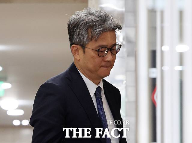 이창수 전 서울중앙지검장이 15일 오전 경기 과천시 2차 종합특별검사팀(특별검사 권창영) 사무실에서 진행되는 소환 조사에 피의자 신분으로 출석하고 있다. 2026.06.15. /뉴시스