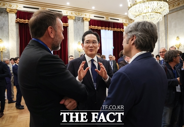 이재용 삼성전자 회장이 지난 12일 로마 한 호텔에서 열린 한·이탈리아 비즈니스라운드테이블에서 참석자들과 대화하고 있다. /뉴시스