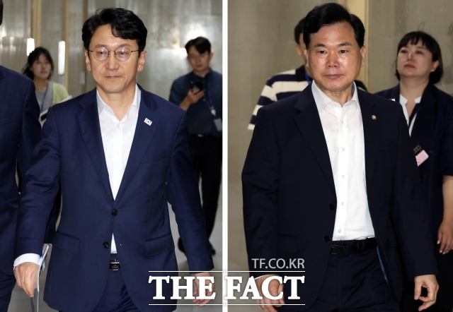 여 천준호(왼쪽) 더불어민주당 원내운영수석부대표와 김승수 국민의힘 원내운영수석부대표. /뉴시스