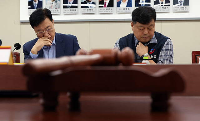 16일 세종시 정부세종청사에서 열린 최저임금위 6차 전원회의에서 류기정 사용자 위원과 류기섭 근로자 위원 등이 진지한 표정으로 회의자료를 살펴보고 있다./뉴시스