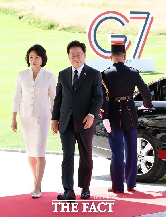 이재명 대통령과 영부인 김혜경 여사가 16일(현지시간) 프랑스 에비앙의 G7 정상회의장에 도착해 입장하고 있다. /뉴시스