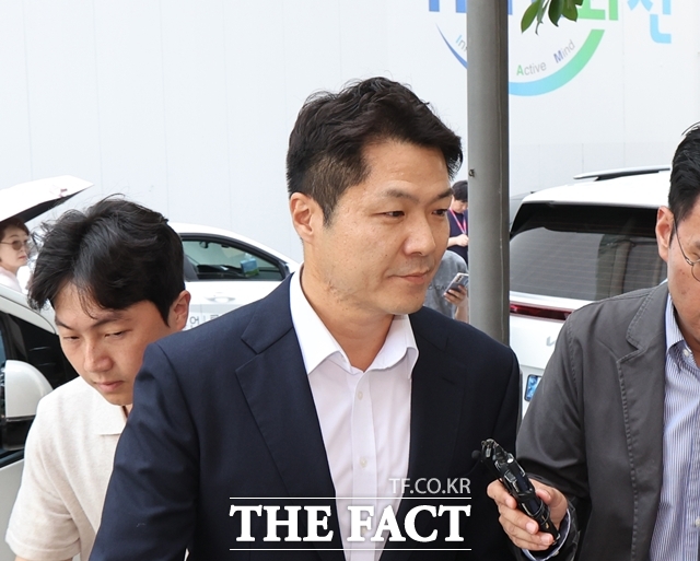 김건희 여사의 도이치모터스 주가조작 사건을 수사했던 최재훈 전 서울중앙지검 반부패2부 부장검사가 16일 3대 특검(내란·김건희·채상병) 미제 의혹을 수사하는 권창영 특별검사팀(종합특검)에 출석했다. /뉴시스