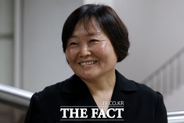 국가보안법 위반 혐의를 받는 한명희 민중민주당 대표가 16일 서울 서초구 서울중앙지방법원에서 열린 구속영장실질심사에 출석하고 있다./뉴시스