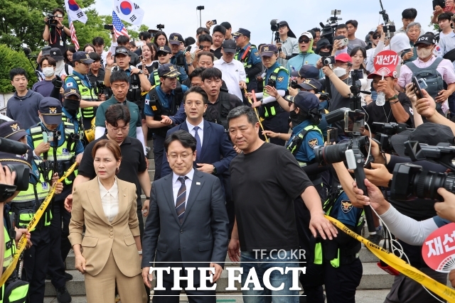 임오경·전용기·천준호 더불어민주당 의원은 17일 6·3 지방선거 투표용지 부족 사태에 반발한 시민들이 시위를 이어가고 있는 서울 올림픽공원 핸드볼경기장을 찾아 현장을 둘러보다 시위대의 항의를 받고 발길을 돌리고 있다. /뉴시스