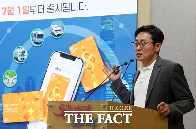 여장권 서울시 교통실장이 17일 서울 중구 서울시청 브리핑룸에서 기후동행카드-K패스 통합 관련 브리핑을 하고 있다. /뉴시스