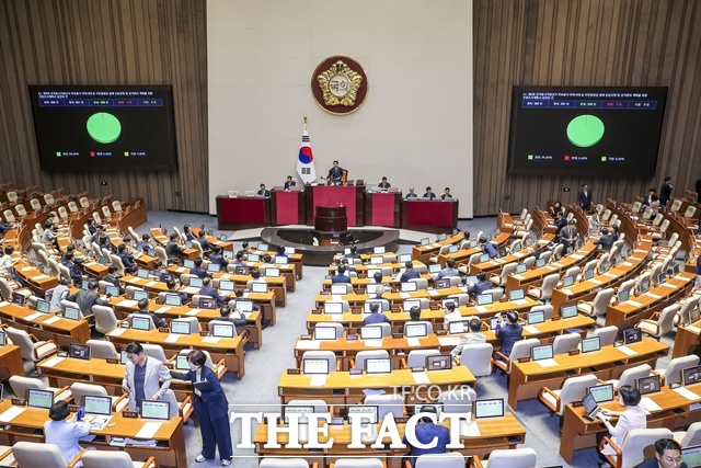 18일 오후 서울 여의도 국회에서 열린 제436회국회(임시회) 제3차 본회의에서 제9회 전국동시지방선거 투표용지 부족사태 등 국민 참정권 침해 진상규명 및 선거관리 개혁을 위한 국정조사계획서 승인 안건이 통과되고 있다. /뉴시스