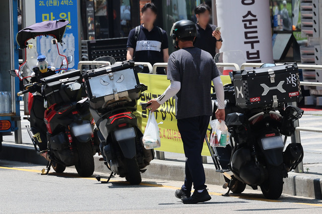 공정거래위원회는 18일 우아한형제들과 쿠팡이 신청한 시장지배적 지위 남용 사건 관련 동의의결 절차 개시 신청을 기각했다. 사진은 지난해 6월 19일 서울 시내 식당가. / 뉴시스