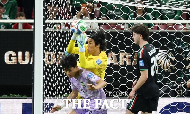18일(현지 시간) 멕시코 과달라하라 스타디움에서 열린 2026 북중미 월드컵 조별리그 A조 대한민국과 멕시코의 경기에서 대한민국 김승규가 공중볼을 잡은 뒤 이기혁 위로 떨어지며 볼을 놓치고 있다. /뉴시스