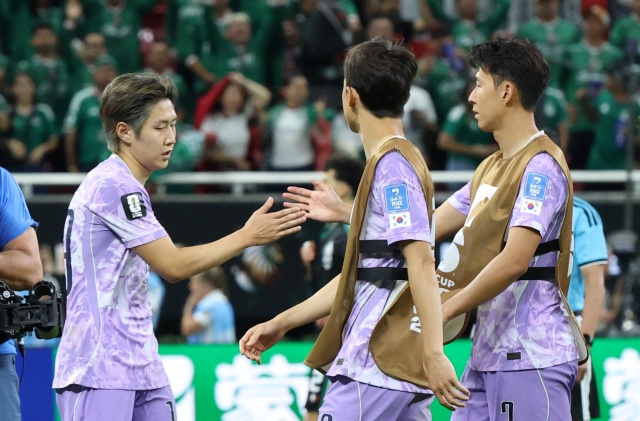 18일(현지 시간) 멕시코 과달라하라 스타디움에서 열린 2026 북중미 월드컵 조별리그 A조 대한민국과 멕시코의 경기 종료 후 손흥민이 이강인을 격려하고 있다. /뉴시스