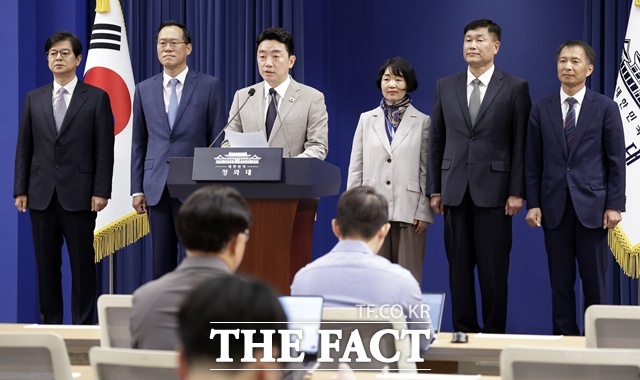 강훈식 대통령비서실장이 21일 청와대에서 인사 관련 브리핑을 하고 있다. 왼쪽부터 신임 홍보소통수석 성기홍 전 연합뉴스 대표이사 사장, 민정수석 한찬식 전 서울동부지검장, 강 비서실장, 사회수석 김경자 우석대 객원교수, 국가안보실 1차장 강건작 대통령직속 미래국방전략위 위원, 국가안보실 3차장 송기호 청와대 경제안보비서관. /뉴시스