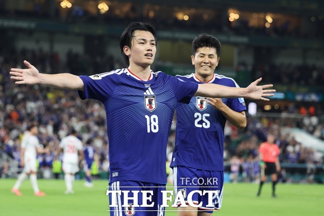일본의 스트라이커 우에다 아야세가 21일 튀니지와 2026 북중미 월드컵 조별리그 F조 2차전에서 자신의 멀티골이자 팀의 네 번째 골을 성공시킨 뒤 세리머니를 하고 있다./몬테레이=AP.뉴시스