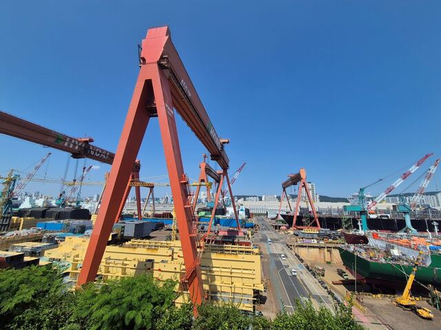 산업통상부는 22일 전남 목포 호텔현대에서 대불·명지녹산·군산 산단 MINI 얼라이언스 합동 간담회를 열고 조선 공급망 AI 전환과 산단 간 연계 방안을 논의했다. 사진은 울산 HD현대중공업 조선소 전경. / 정다운 기자