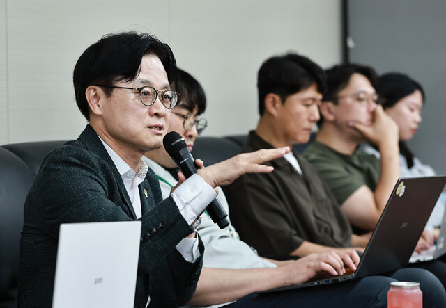김정관 산업통상부 장관은 23일 정부세종청사에서 백브리핑을 열고