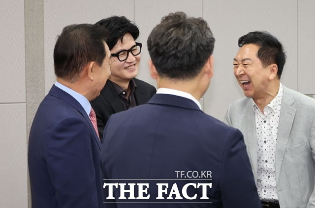장동혁 국민의힘 대표가 자리를 비운사이 당내에서 '반(反) 장동혁' 전선이 형성되는 분위기다. 한동훈 무소속 의원이 23일 여의도 국회의원회관에서 열린 참정권 피해사태와 선거제도 개혁 국회 토론회에서 김기현 국민의힘 의원과 대화를 나누고 있다. /뉴시스
