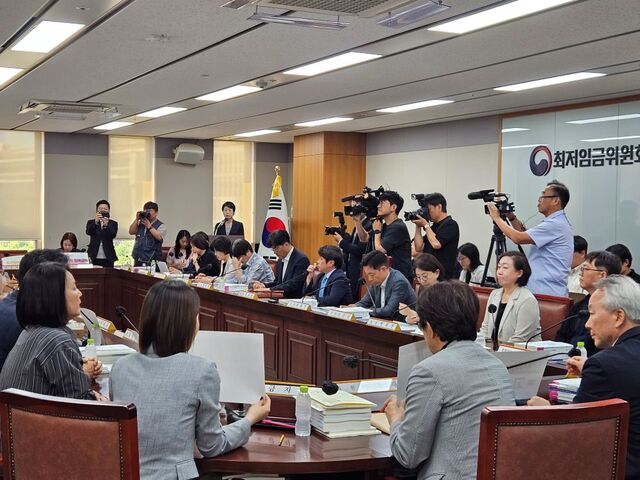 최저임금위원회는 23일 정부세종청사에서 제8차 전원회의를 열고 2027년도 적용 최저임금 수준 심의에 착수했다. / 정다운 기자