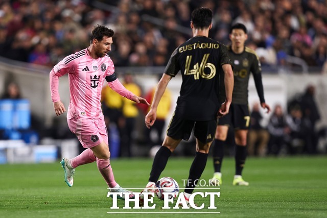 2026 MLS 개막전에서 맞대결을 펼친 인터 마이애미의 메시(맨 왼쪽)와 LAFC의 손흥민(맨 오른쪽)./LA=AP.뉴시스