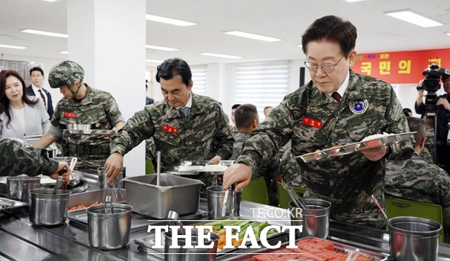 이재명 대통령이 24일 인천 옹진군 해병대 연평부대를 방문해 장병들과 오찬간담회를 위해 배식판에 음식을 담고 있다. /뉴시스