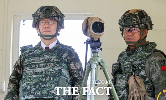 이재명 대통령이 24일 인천 옹진군 해병대 연평부대를 방문해 사격장을 시찰하고 있다. /뉴시스