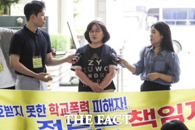 권경애 변호사가 재판에 출석하지 않아 패소가 확정된 학교폭력 피해자 유족이 손해배상 소송을 재개해달라고 요청했지만 받아들여지지 않았다./뉴시스