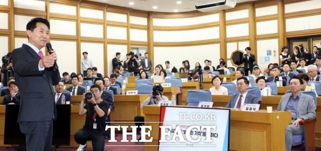 오세훈 서울시장이 24일 오전 서울 여의도 국회 의원회관 소회의실에서 열린 대한민국 미래혁신포럼 제9차 세미나에서 '6.3지방선거 진단과 향후 과제'를 주제로 강연을 하고 있다. /뉴시스
