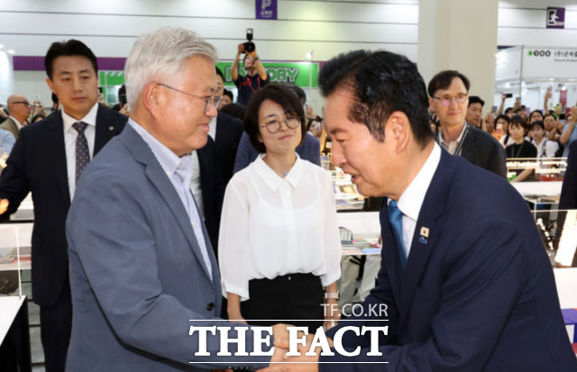 정청래 전 더불어민주당 대표는 문재인 전 대통령을 만나 민주당 정통성 계승자 이미지를 부각하며 친노·친문 표심 공략에 나섰다. 사진은 정 전 대표가 24일 서울 강남구 코엑스에서 열린 2026 서울국제도서전 평산책방 부스에서 문 전 대통령을 만나 인사하고 있는 모습. /뉴시스
