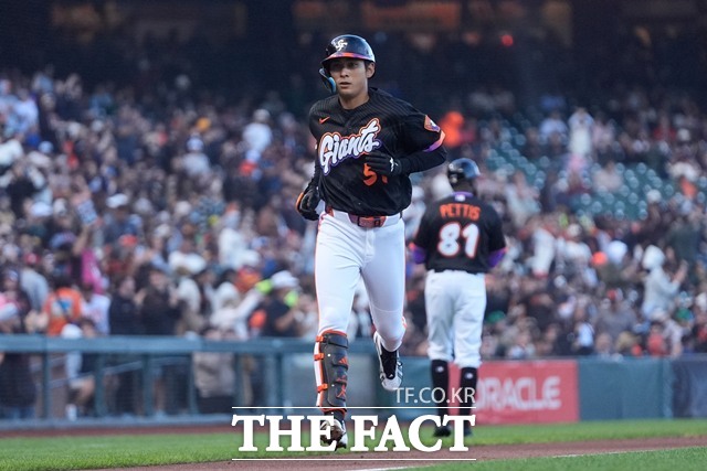 샌프란시스코의 이정후가 24일 애슬래틱스와 MLB 홈 경기 2회 말 선제 결승 홈런을 친 뒤 더그아웃에서 홍명보호를 응원하는 
