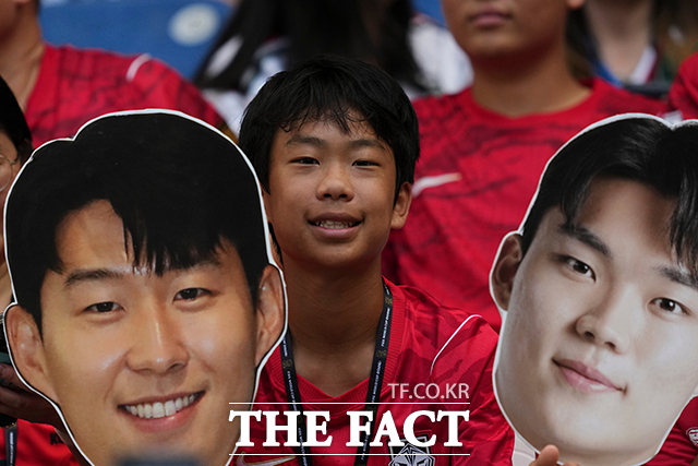 대한민국의 32강 진출을 가를 3차전 경기를 앞두고 한국 축구팬이 함성을 지르고 있다. /몬테레이=AP.뉴시스
