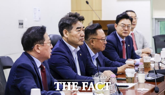 국민의힘 소장파 모임인 '대인과 미래'가 25일 장동혁 대표의 자진 사퇴를 재차 촉구했다. 사진은 이성권 국민의힘 의원을 비롯한 소속 의원들이 25일 서울 여의도 국회 의원회관에서 대안과 미래 조찬 모임을 하고 있는 모습. /뉴시스