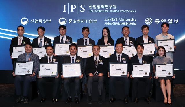 한국서부발전은 지난 24일 서울 엘타워에서 열린 2026 국가서비스대상에서 전력 인공지능 전환 혁신, 청년 자립 지원, 안전경영 시스템 등 3개 부문 대상을 수상했다. / 한국서부발전