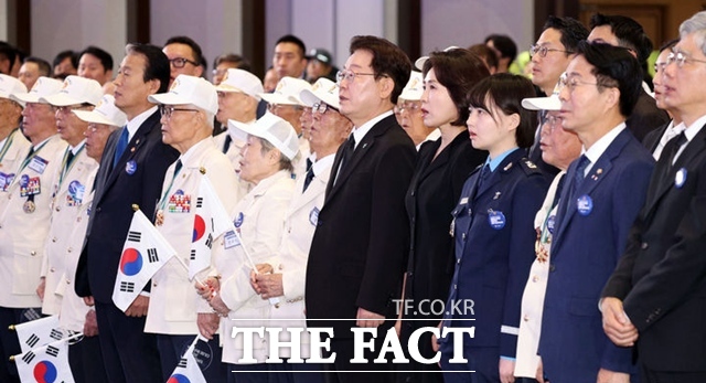 이재명 대통령이 25일 6·25전쟁 76주년 기념식에서 애국가를 제창하고 있다. /뉴시스