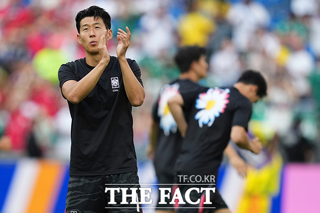 대한민국의 32강 진출을 가를 3차전 경기를 앞두고 한국 축구팬이 함성을 지르고 있다. /몬테레이=AP.뉴시스